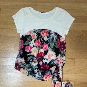 Nuna Lie White T-Shirt with Floral Accent